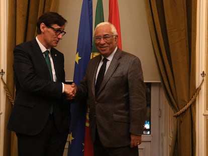 El primer secretario del PSC, Salvador Illa, junto al primer ministro de Portugal, António Costa, en la sede del Partido Socialista en Lisboa.