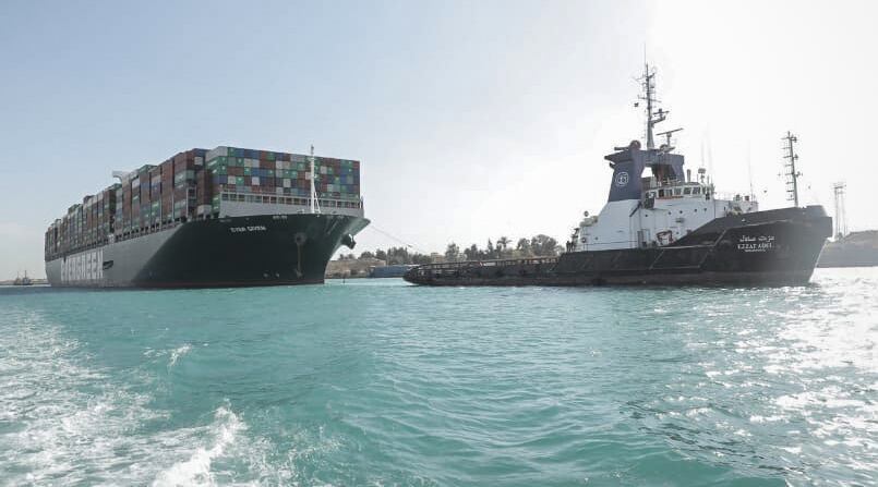Un remolcador guiaba ayer el Ever Given tras ser reflotado en Suez, en una imagen de la Autoridad del Canal. 