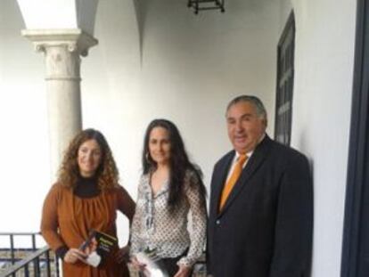 La directora del IAF, M. Ángeles Carrasco, la cantaora Regina y el presidente de las peñas andaluzas, Diego Pérez.