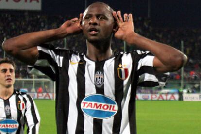 Vieira, del Juventus, hace un gesto expresivo en relación con los gritos racistas.
