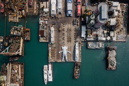 Vsita aérea de la versión inflable de la escultura 'Companion', del artista y diseñador estadounidense Kaws, en un astillero en Hong Kong.