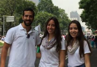 Los hermanos Santiago, Regina y Fernanda en la marcha del Frente por la familia