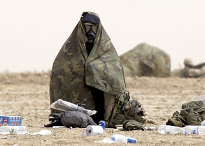 Un marine estadounidense de la compañia "Raiders" se cobija bajo un poncho durante el ataque.