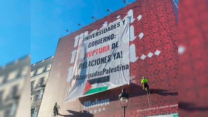 Lona colocada en la Puerta del Sol por los estudiantes de la acampada por Palestina en Madrid, el 30 de mayo de 2024.