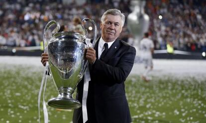 Ancelotti posa con el trofeo. 