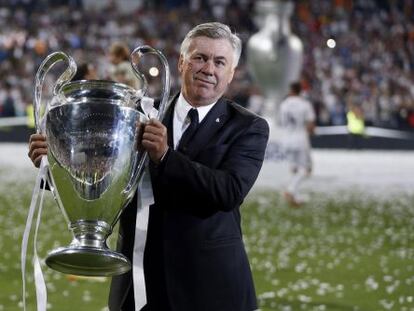 Ancelotti posa con el trofeo.