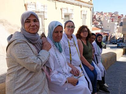 La trabajadora social Mariló Navarro, de verde, con las mujeres del taller de costura Lal la Buya, en el barrio de Cabrerizas (Melilla).