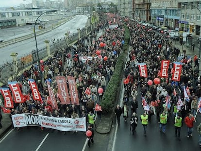 Manifestaci&oacute;n de UGT y Comisiones Obreras en A Coru&ntilde;a, contra la reforma laboral, en febrero de 2012. 