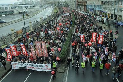 Manifestaci&oacute;n de UGT y Comisiones Obreras en A Coru&ntilde;a, contra la reforma laboral, en febrero de 2012. 