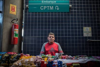 Helberton Rodrigues da Silva vende doces e balas no terminal de ônibus do Grajaú, zona sul de São Paulo. Diz que desde que começou a trabalhar ali, há cerca de oito meses, já teve que subir o preço da mercadoria ao menos duas vezes. "As coisas estão caras demais", diz. "Se eu não subir o preço, não sobrevivo aqui". Ele conta que nunca foi a uma manifestação política mas, se fosse, iria no ato a favor do impeachment. "Não sei se ela [Dilma Rousseff] é corrupta, mas ela não está conseguindo governar". Explica que, apesar de ser a favor do impedimento da presidenta, não vai se manifestar neste domingo, porque trabalha. "Se bem que mesmo que eu não trabalhasse, não iria. Domingo é difícil, né?".