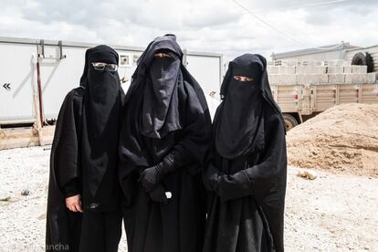 Las españolas Yolanda Martínez, de 34 años (izquierda), Lubna Miludi, de 40 años (centro) y Luna Fernández, de 32 años (Drch.), este martes en el campo de acogida para familiares del ISIS de Al Hol, en el noreste de Siria.