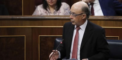 El ministro de Hacienda, Crist&oacute;bal Montoro, durante su intervenci&oacute;n en la sesi&oacute;n de control al Gobierno en el Congreso de los Diputados. 