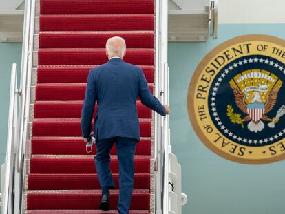 Joe Biden sube al Air Force One para viajar a Filadelfia a un congreso sindical, este martes.