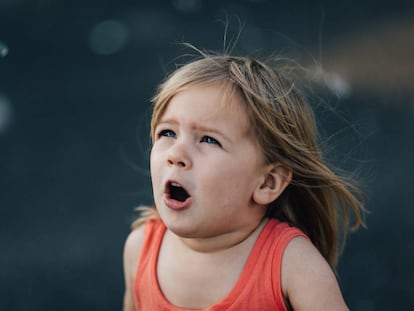 Una niña observa con miedo.