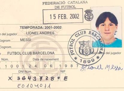 Ficha federativa de Messi con el Barça de la temporada 2001-2002.