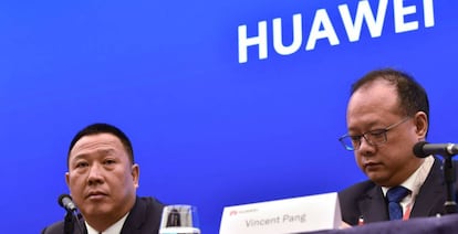 Song Liuping (izquierda), responsable legal de Huawei, junto a Vincent Pang, responsable de comunicaci&oacute;n, en la rueda de prensa celebrada en Shenzen. 