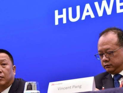 Song Liuping (izquierda), responsable legal de Huawei, junto a Vincent Pang, responsable de comunicaci&oacute;n, en la rueda de prensa celebrada en Shenzen. 