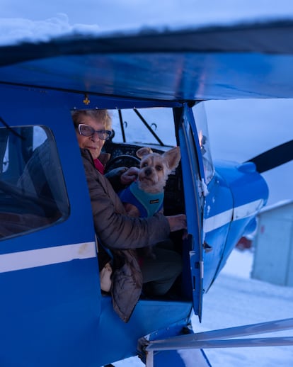 La instructora de vuelo Heidi Reuss, de 87 años, sentada en el asiento de su Taylorcraft, una avioneta que ella describe como “parte de su propio cuerpo”. Reuss lleva volando desde hace más de seis décadas. “Incluso a mis 80 años lo sigo amando, no puedo dejarlo”, explica.