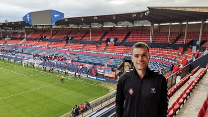 Henry Chard en las gradas del estadio El Sadar en su última visita a Pamplona en 2021.