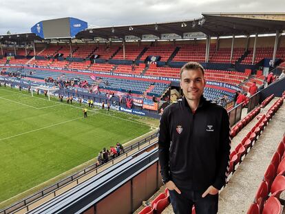 Henry Chard en las gradas del estadio El Sadar en una visita a Pamplona en 2019.