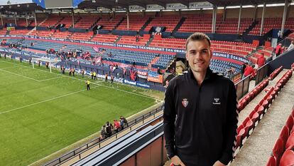 Henry Chard en las gradas del estadio El Sadar en su última visita a Pamplona en 2021.