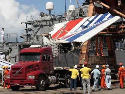 Los restos del avión de Air France siniestrado llegan a la ciudad brasileña de Recife.