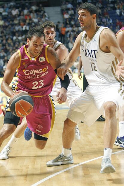 El escolta del Cajasol, English, entra a canasta ante el alero del Real Madrid, Mirotic.