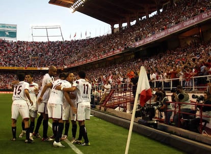 Tras este triunfo el Sevilla sigue teniendo opciones de conseguir el título de Liga y, por tanto, de hacerse con el triplete. Ya consiguió la Copa de la UEFA, es finalista de la Copa del Rey y en la Liga continúa con opciones.