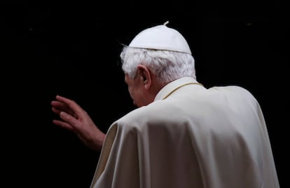 Benedicto XVI saluda a los fieles, en marzo de 2010 en el Vaticano. Sin duda, los escándalos por los abusos sexuales de sacerdotes a menores son la mayor mancha sobre su papado. Aunque él ha sido el primer Papa en pedir perdón a las víctimas y en enfrentarse al grave problema que sus antecesores (especialmente Juan Pablo II) habían silenciado durante décadas. Un cáncer del que era conocedor antes de ser elegido Papa, ya que durante 20 años dirigió la Congregación de la Doctrina de la Fe, e incluso antes. El resultado de un informe, realizado por un bufete alemán contratado por la diócesis de Múnich-Frisinga, cifraba en 497 las víctimas de abusos sexuales cometidos por 235 religiosos entre 1945 y 2019 solo en ese obispado. El punto más relevante fue que señalaba el presunto encubrimiento de algunos casos por parte de Benedicto XVI, en su paso por la diócesis.