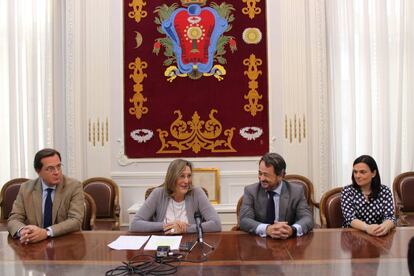 Sonia Gumpert, segunda por la izquierda, en la rueda de prensa de esta mañana.