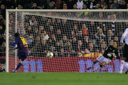 Messi lanza el penalti ante el Valencia y Diego Alves se estira para detener el balón.