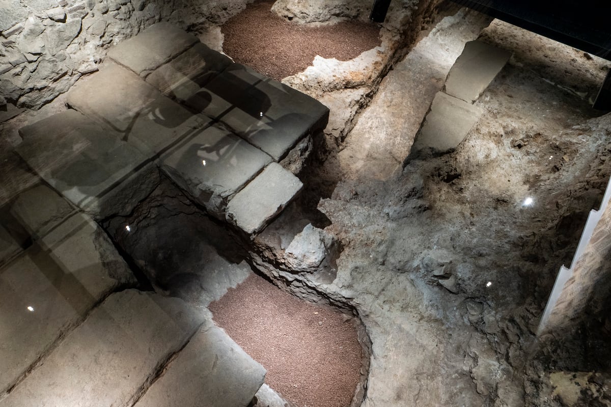 Las obras en un hotel del Gòtic descubren que la Barcelona románica no era paralela al mar