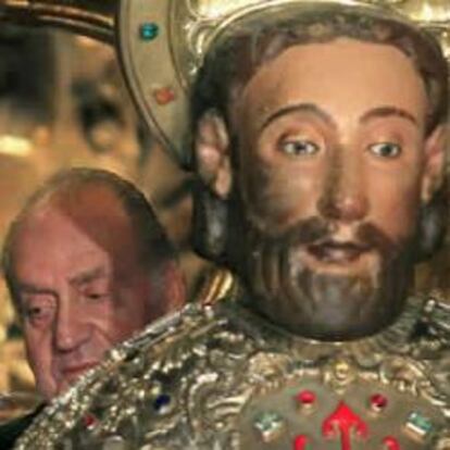 El Rey Juan Carlos realiza el rito de abrazar la imagen de Santiago, tras la Ofrenda Nacional al Apóstol, esta mañana en Santiago de Compostela, que celebra el Día de Galicia
