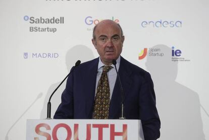 El ministro de Econom&iacute;a, Luis de Guindos, durante su intervenci&oacute;n hoy en la inauguraci&oacute;n del encuentro de emprendimiento e innovaci&oacute;n South Summit.