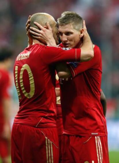 Robben celebra con Schweinsteiger el tercer gol del Bayern.