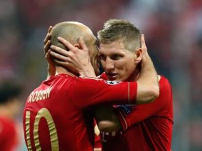 Robben celebra con Schweinsteiger el tercer gol del Bayern.