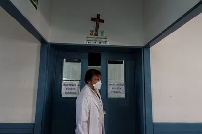 El doctor Decarolis, especialista en enfermos de sida y tuberculosis, visita a los pacientes hospitalizados en aislamiento debido a la doble infección en el hospital público Muñiz de Buenos Aires, Argentina, el 29 de marzo de 2019. 