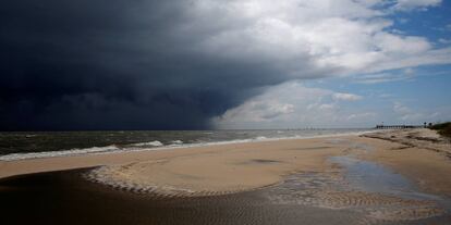 Nubes de tormenta se ciernen sobre una playa cuando la tormenta tropical Gordon se acerca a Waveland, Misisipi (EE UU).