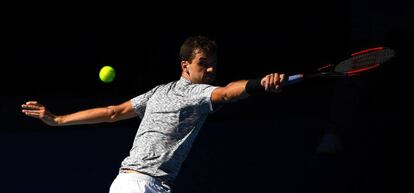 Dimitrov devuelve la pelota de revés durante un partido en Melbourne.