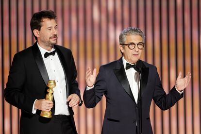 Santiago Mitre y Ricardo Darín luego de ganar el Globo de Oro.