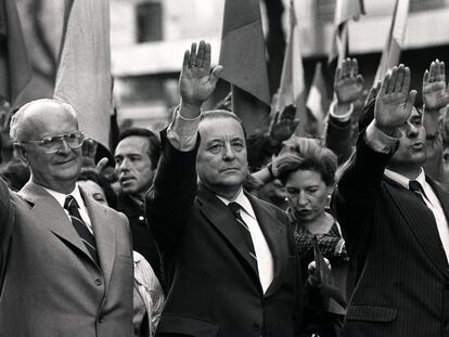 Blas Piñar (en el centro) hace el saludo fascista al paso de una manifestación de Fuerza Nueva, bajo el lema el "Día de la Patria española", en Madrid en 1979.