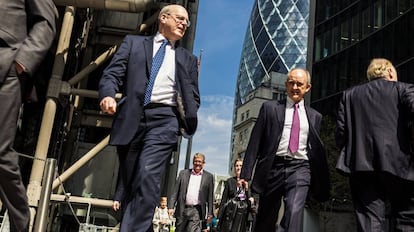 Empleados caminando por una calle del distrito financiero de Londres.