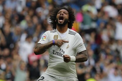 Marcelo señala el escudo del Real Madrid tras marcar el único gol del equipo blanco.