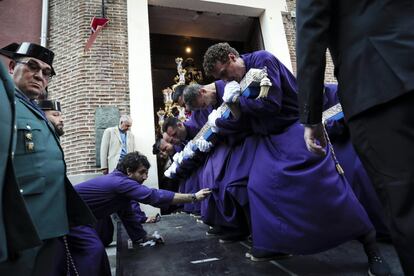 ‘Los Nazarenos,’ members of one of the many religious brotherhoods that take part in the Holy Week processions, carry a ‘paso,’ or a platform depicting detailed religious scenes. The one pictured above renders the image of Jesus the Nazarene, ‘El Pobre,’ or ‘The Poor One,’ as they walk out of the church of San Pedro el Viejo, onto Nuncio street in Madrid.