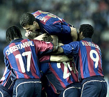 Los jugadores barcelonistas se abrazan tras uno de sus goles.