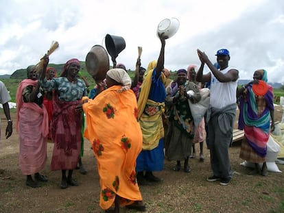 Un avión del Programa Mundial de Alimentos repartió en agosto de 2005 raciones de comida para 87.000 personas en los alrededores de la localidad de Golo, en Sudán.