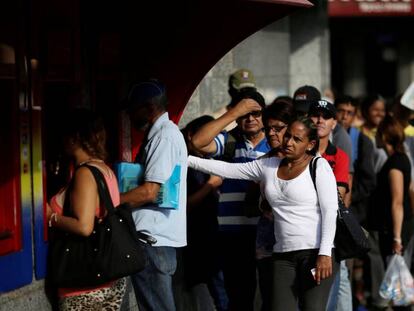 Venezuelanos fazem fila para sacar dinheiro em Caracas.