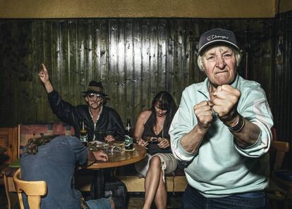 Habituales de uno de los bares bravos de Viena retratados por el fotógrafo Klaus Pichler para su libro 'Golden Days Before They End'