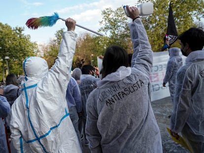 Participantes en la desinfección simbólica este jueves de la plaza Roja de Vallecas