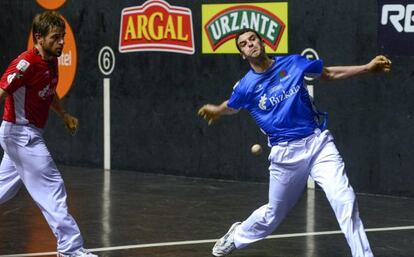 El riojano Álvaro Untoria golpea la pelota durante la final de este domingo, en el frontón Bizkaia.